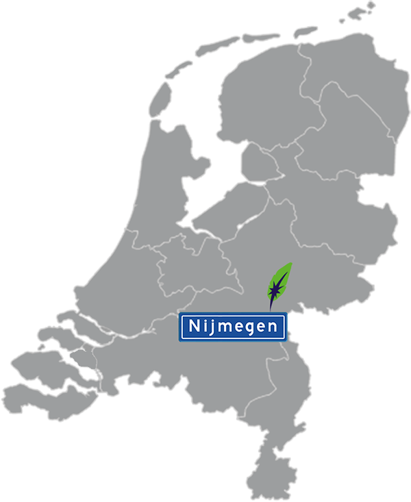 Landkaart Nederland grijs - locatie Dagnall Taleninstituut in Nijmegen - aangegeven met blauw plaatsnaambord met witte letters en Dagnall veer - op transparante achtergrond - 600 * 733 pixels
